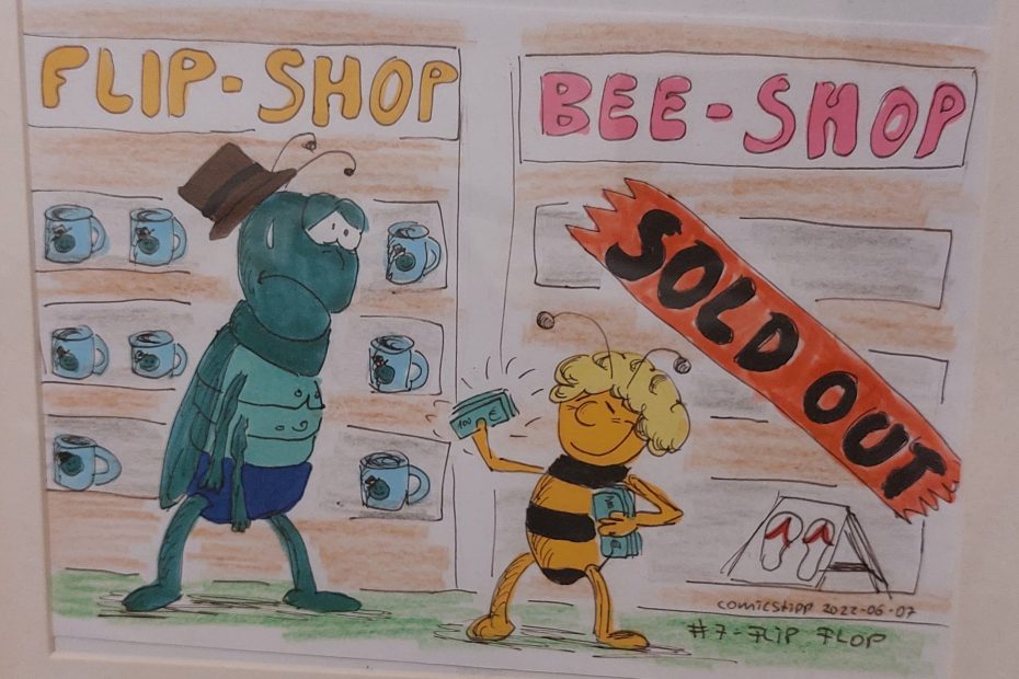 Im Hintergrund sieht man ein Regal mit der Überschrift "Flip-Shop". Im Vordergrund, links ist der Grashüpfer Flip, der Tassen mit seinem Bild verkaufen möchte. Auf der rechten Seite ist ein leeres Regal mit der Überschrift "Bee-Shop". Im Vordergrund steht Biene Maja, die Flip Flops anbietet. Bei ihr ist alles ausverkauft! Daher ist Flips-Shop ein "Flip Flop"