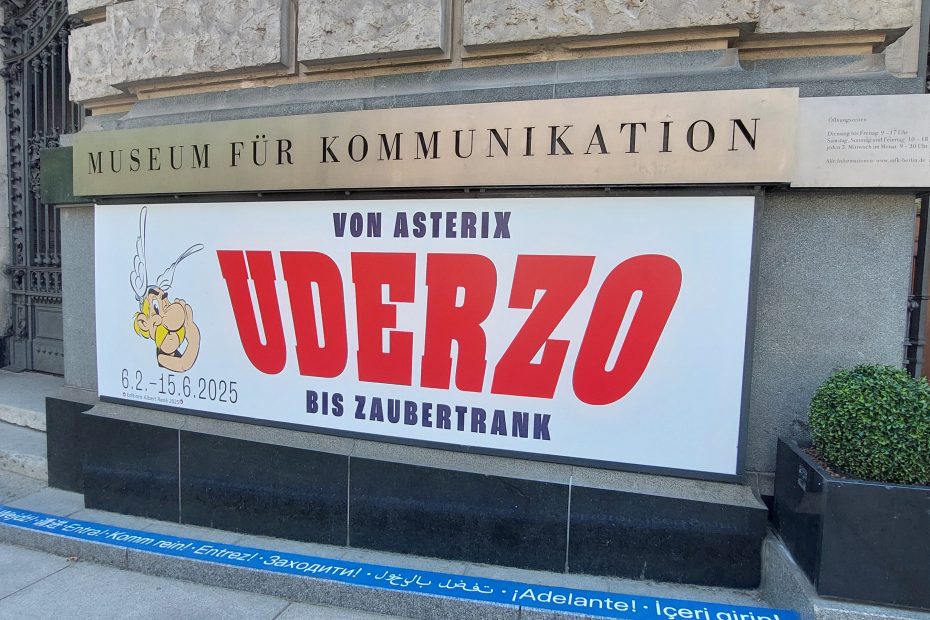 Eingangsbereich Museum für Kommunikation - Berlin. Ein Plakat gibt einen Hinweis auf die Ausstellung "Uderzo - Von Asterix bis Zaubertrank"