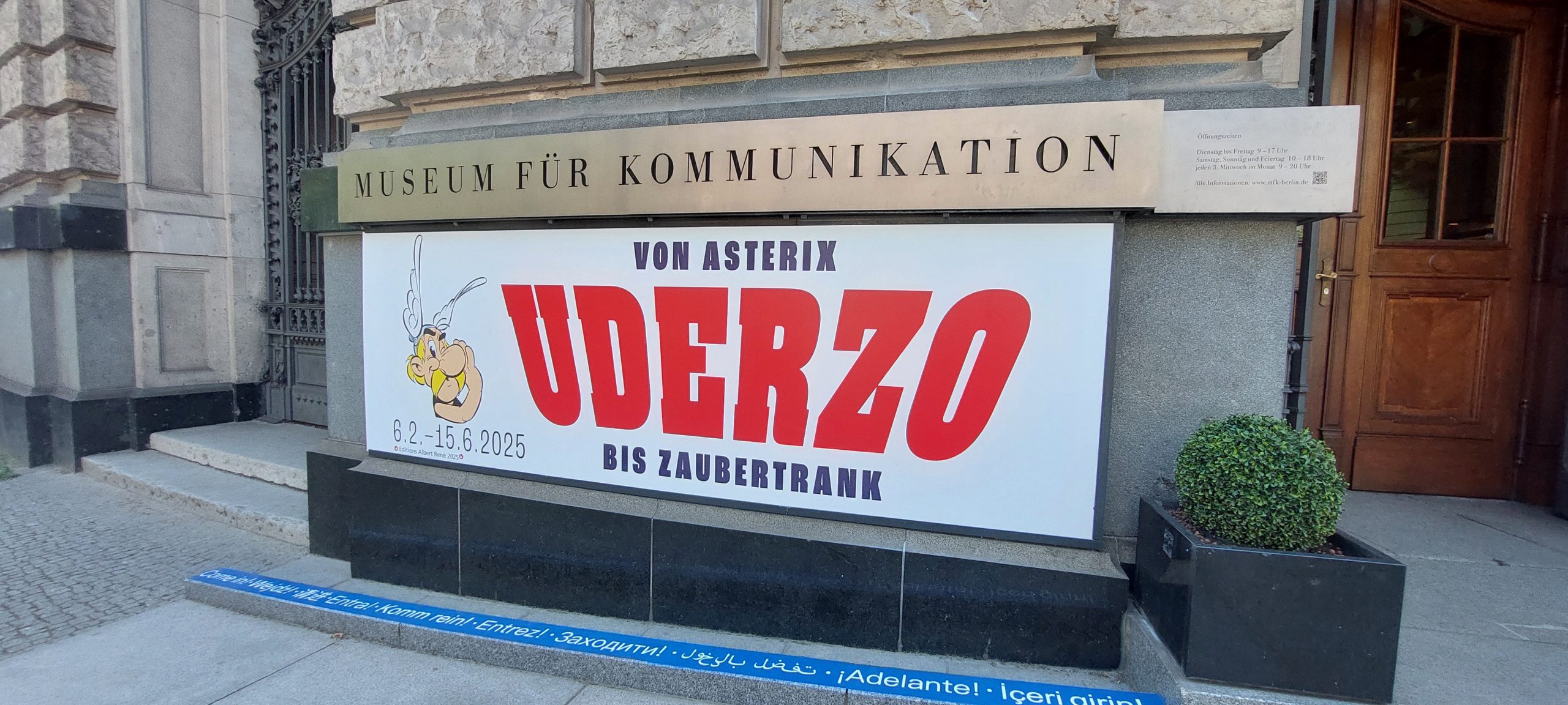 Eingang Asterix-Ausstellung 2025 - Berlin Eingangsbereich Museum für Kommunikation - Berlin. Ein Plakat gibt einen Hinweis auf die Ausstellung "Uderzo - Von Asterix bis Zaubertrank"
